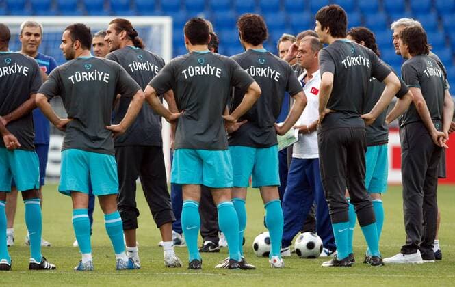 Nationaltrainer Fatih Terim (Türkei, 3.v.re.) in der Mitte seiner Mannschaft -  Fußball EM Herren Euro 2008, Nationalteam, Training Totale Basel