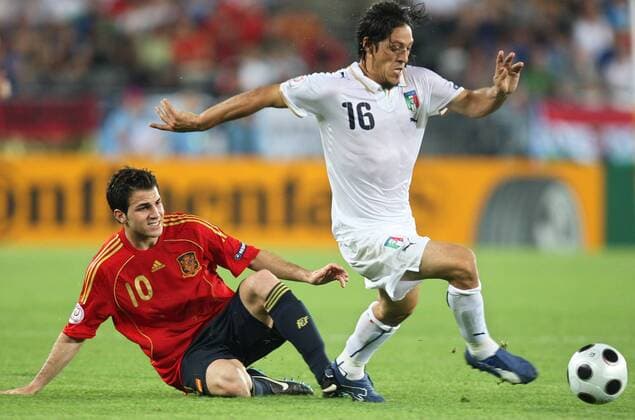 Mauro Camoranesi (Italien, re.) gegen Cesc Fabregas (Spanien) -  Fußball EM Herren EURO 2008, Länderspiel, Nationalmannschaft, Nationaltrikot, Viertelfinale Spanien - Italien 4:2 i.E. Gruppe Wien Dynamik,