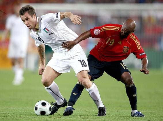 Antonio Cassano (Italien, li.) gegen Marcos Senna (Spanien) -  Fußball EM Herren EURO 2008, Länderspiel, Nationalmannschaft, Nationaltrikot, Viertelfinale, Spanien - Italien 4:2 i.E Gruppe Wien Dynamik,