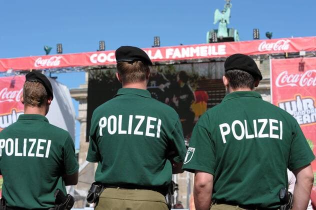 Polizisten sorgen beim Public Viewing auf der Coca Cola Fanmeile am Brandenburger Tor in Berlin für Sicherheit Fußball EM Herren Euro 2008, Länderspiel, Public Viewing, Live Übertragung Fußballübertragung Liveübertragung Fanmeile Gruppe Berlin