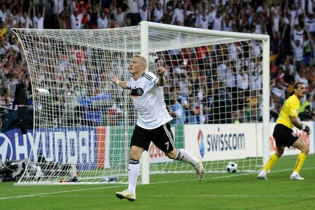 Bastian Schweinsteiger (Deutschland) - Torjubel Fußball EM Herren Euro 2008, Länderspiel, Nationalteam, Nationaltrikot, Deutschland - Türkei 3:2 o0 Halbfinale Einzelbild Basel Freude,