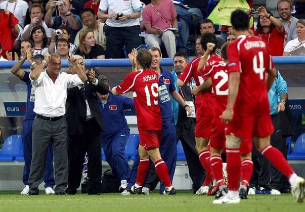 Torjubel Türkei, u.a. Nationaltrainer Fatih Terim (li.) -  - NOxONLINExUSE Fußball EM Herren Euro 2008, Länderspiel, Halbfinale, Nationalmannschaft, Nationaltrikot, Totale Basel Freude,