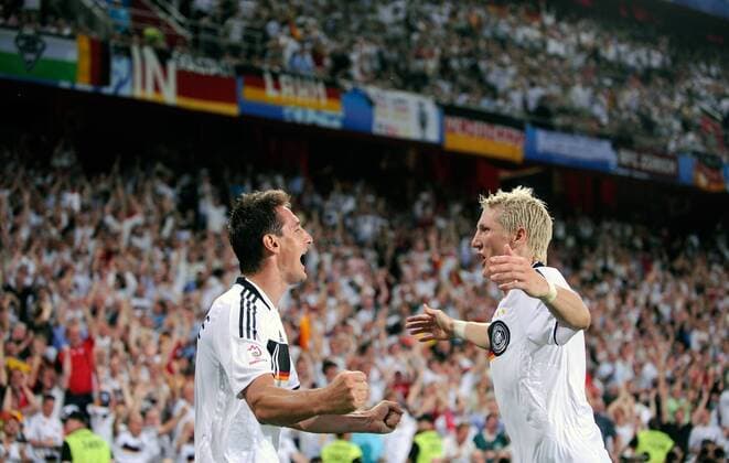 Miroslav Klose (li.) und Bastian Schweinsteiger (beide Deutschland) - Torjubel - Fußball EM Herren Euro 2008, Länderspiel, Halbfinale, Nationalmannschaft, Nationaltrikot Gruppe Basel Freude, Begeisterung,