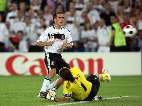Philipp Lahm (Deutschland, li.) erzielt das 3:2 gegen Torwart Rüstü Recber (Türkei) Fußball EM Herren Euro 2008, Länderspiel, Halbfinale, Nationalmannschaft, Nationaltrikot, Deutschland - Türkei 3:2 Gruppe Basel Dynamik,