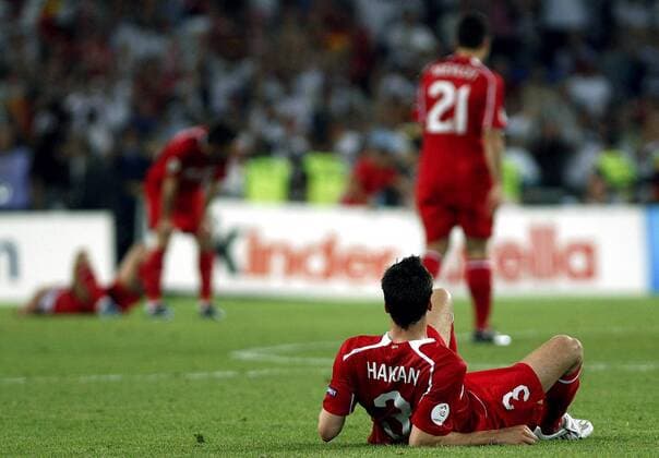 Hakan Balta (Türkei) verzweifelt am Boden -  - NOxONLINExUSE Fußball EM Herren Euro 2008, Länderspiel, Halbfinale, Nationalmannschaft, Nationaltrikot Gruppe Basel Enttäuschung, Verzweiflung,