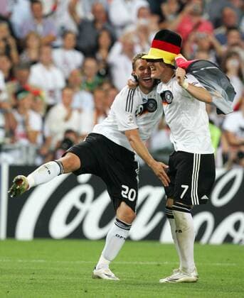Bastian Schweinsteiger (re.) und Lukas Podolski (beide Deutschland) - Schlussjubel Fußball EM Herren Euro 2008, Länderspiel, Halbfinale, Nationalmannschaft, Nationaltrikot Gruppe Basel Freude, Kameradschaft,