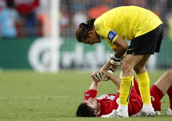 Torwart Rüstü Recber (re.) tröstet Hakan Balta (beide Türkei) -  Fußball EM Herren Euro 2008, Länderspiel, Halbfinale, Nationalmannschaft, Nationaltrikot Gruppe Basel Enttäuschung,