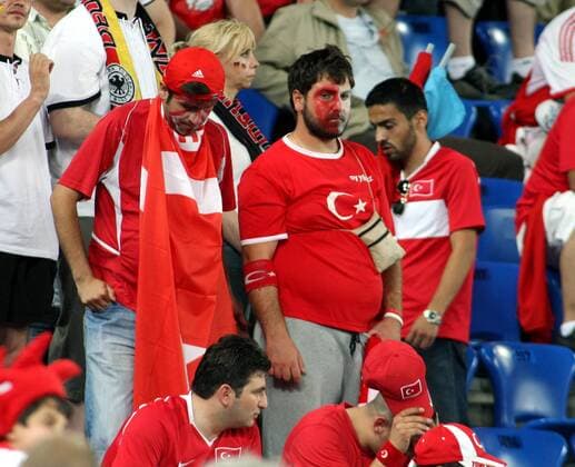 Enttäuschte türkische Fans Fußball EM Herren Euro 2008, Länderspiel, Nationalmannschaft, Halbfinale Gruppe Basel Enttäuschung, 