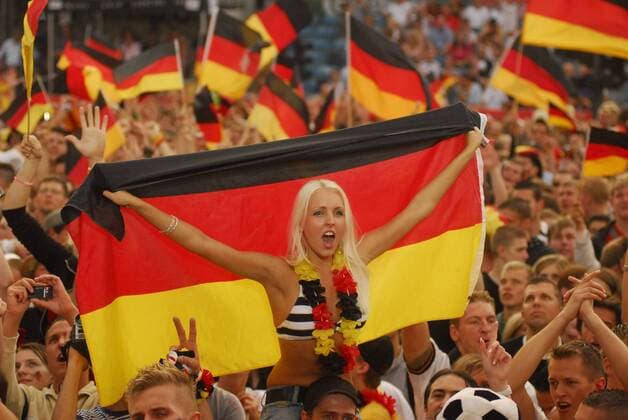 Weiblicher deutscher Fan mit Nationalfahne während des EM Halbfinals 2008 beim Public Viewing auf der Fanmeile Brandenburger Tor in Berlin Fußball EM Herren Euro 2008, Länderspiel, Public Viewing, Live Übertragung, Fußballübertragung, Liveübertragung Gruppe Fanmeile Brandenburger Tor, Straße des 17. Juni Berlin Freude, Begeisterung,