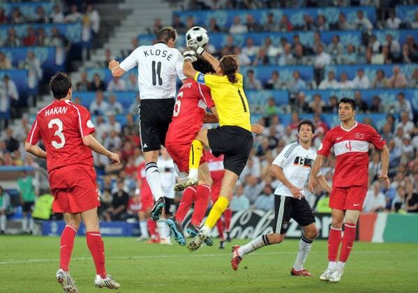 Miroslav Klose (Deutschland) erzielt das 2:1 gegen Torwart Rüstü Recber (Türkei) Fußball EM Herren Euro 2008, Länderspiel, Halbfinale, Nationalteam, Nationaltrikot, Deutschland - Türkei 3:2 Gruppe Basel Dynamik,