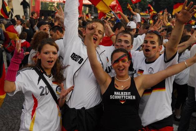 Deutsche Fans während des EM Halbfinals 2008 beim Public Viewing auf der Fanmeile Brandenburger Tor in Berlin Fußball EM Herren Euro 2008, Länderspiel, Public Viewing, Live Übertragung, Fußballübertragung, Liveübertragung Gruppe Fanmeile Brandenburger Tor, Straße des 17. Juni Berlin Freude, Begeisterung,