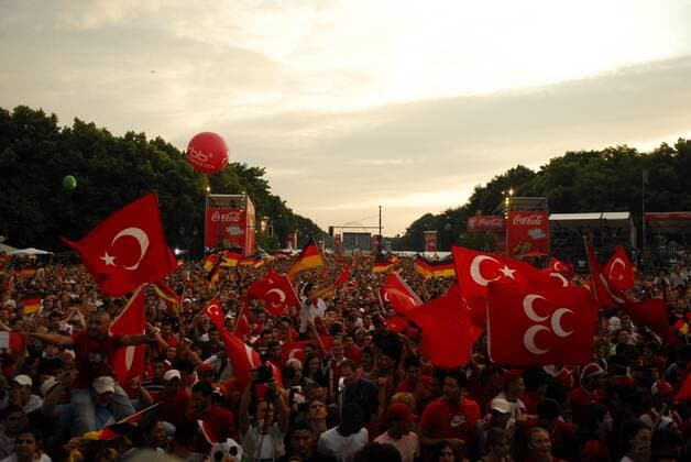 Deutsche und türkische Fans während des EM Halbfinals 2008 beim Public Viewing auf der Fanmeile Brandenburger Tor in Berlin Fußball EM Herren Euro 2008, Länderspiel, Public Viewing, Live Übertragung, Fußballübertragung, Liveübertragung Totale Fanmeile Brandenburger Tor, Straße des 17. Juni Berlin