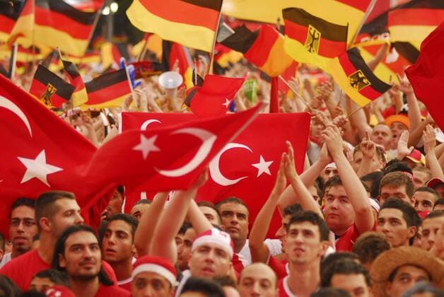 Deutsche und türkische Fans während des EM Halbfinals 2008 beim Public Viewing auf der Fanmeile Brandenburger Tor in Berlin Fußball EM Herren Euro 2008, Länderspiel, Public Viewing, Live Übertragung, Fußballübertragung, Liveübertragung Gruppe Fanmeile Brandenburger Tor, Straße des 17. Juni Berlin