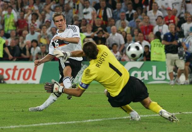 Philipp Lahm (Deutschland, li.) erzielt den Treffer zum 3:2 gegen Torwart Rüstü Recber (Türkei) Fußball EM Herren Euro 2008, Länderspiel, Nationalteam, Nationaltrikot, Halbfinale, Deutschland- Türkei 3:2 Gruppe Basel Dynamik,