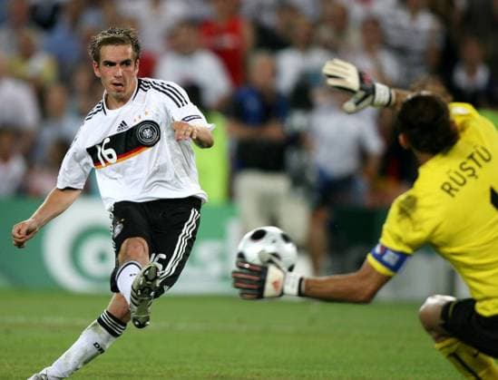 Philipp Lahm (Deutschland) erzielt den entscheidenden Treffer zum 3:2 gegen Torwart Rüstü Recber (Türkei) -  Fußball EM Herren Euro 2008, Länderspiel, Nationalteam, Halbfinale, Nationaltrikot, Deutschland - Türkei 3:2 Gruppe Basel Dynamik,