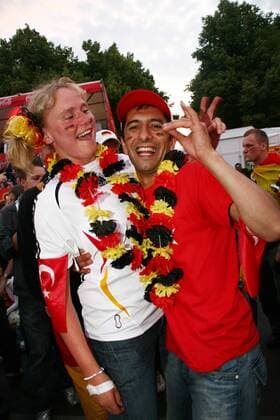Völkerverständigung - Weiblicher deutscher und türkischer Fan während des Halbfinals der Euro 2008 beim Public Viewing auf der Fanmeile Brandenburger Tor in Berlin Fußball EM Herren Euro 2008, Halbfinale, Public Viewing, Live Übertragung, Fußballübertragung, Liveübertragung Gruppe Fanmeile Brandenburger Tor, Straße des 17. Juni Berlin Freude,