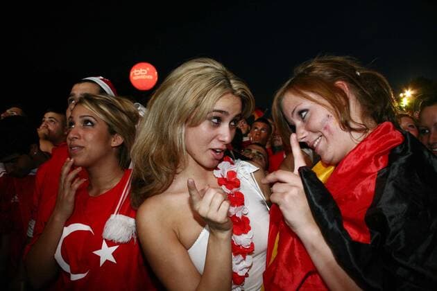 Völkerverständigung - Weiblicher deutscher und türkischer Fan während des Halbfinals der Euro 2008 beim Public Viewing auf der Fanmeile Brandenburger Tor in Berlin Fußball EM Herren Euro 2008, Halbfinale, Public Viewing, Live Übertragung, Fußballübertragung, Liveübertragung Gruppe Fanmeile Brandenburger Tor, Straße des 17. Juni Berlin
