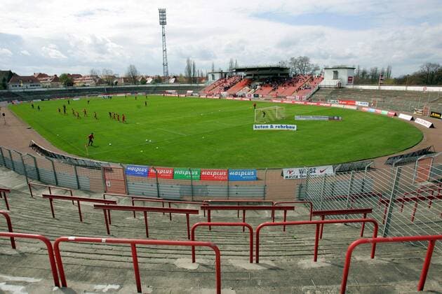 Kaum gefülltes Kurt Wabbel Stadion, Heimspielstätte des Halleschen FC Fußball Herren NOFV Oberliga Süd 2007 2008, Nordost, Hallescher FC, HFC Totale Halle an der Saale Leere,