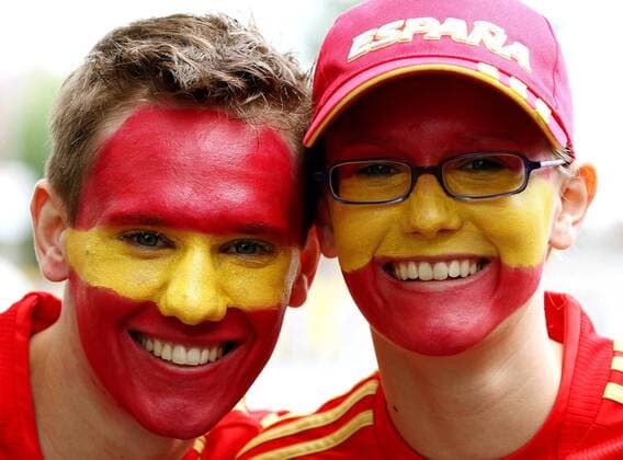 Spanische Fans mit Gesichtsbemalung in den Nationalfarben -  Fußball EM Herren Euro 2008, Länderspiel, Halbfinale, Nationalteam, Gruppe Wien