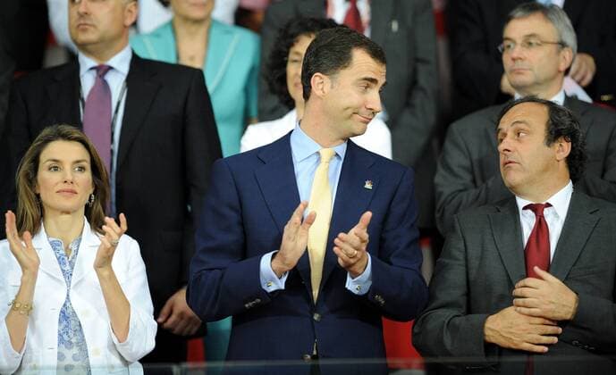 Auf der Ehrentribüne, v.li.: Prinzessin Letizia von Spanien, Prinz Felipe von Spanien und UEFA Präsident Michel Platini (Frankreich) - Fußball EM Herren EURO 2008, Länderspiel, Halbfinale, Nationalmannschaft Gruppe Wien