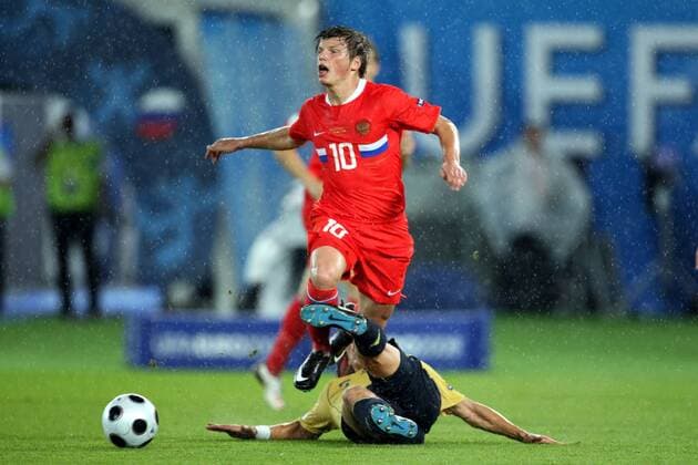 Andrey Arshavin (Russland) im Zweikampf -  (20082777) Fußball EM Herren EURO 2008, Länderspiel, Halbfinale, Nationalmannschaft, Nationaltrikot Gruppe Wien Dynamik,