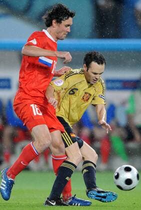 Yuriy Zhirkov (Russland, li.) gegen Andres Iniesta (Spanien) - Fußball EM Herren Euro 2008, Länderspiel, Halbfinale, Nationalteam, Nationaltrikot, Gruppe Wien Dynamik,