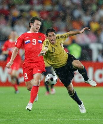 Joan Capdevila (Spanien, re.) gegen Ivan Saenko (Russland) Fußball EM Herren EURO 2008, Länderspiel, Halbfinale, Nationalmannschaft, Nationaltrikot Gruppe Wien Dynamik,