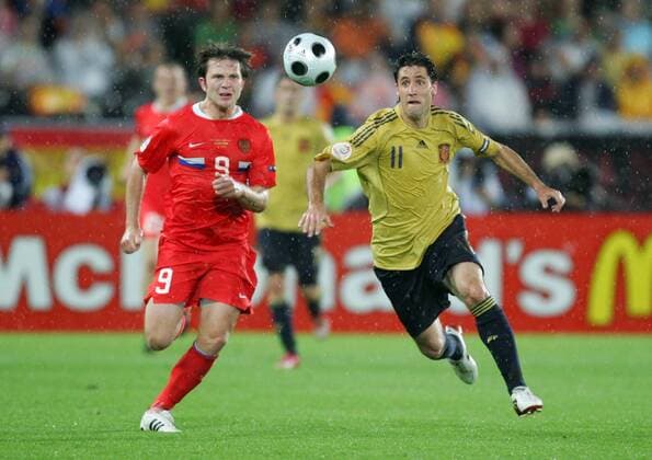 Ivan Saenko (Russland, li.) gegen Joan Capdevila (Spanien) Fußball EM Herren EURO 2008, Länderspiel, Halbfinale, Nationalmannschaft, Nationaltrikot Gruppe Wien Dynamik,