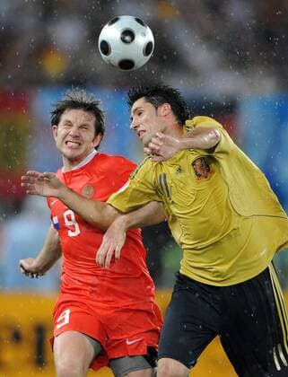 Joan Capdevila (Spanien, re.) gegen Ivan Saenko (Russland) - Fußball EM Herren Euro 2008, Länderspiel, Halbfinale, Nationalteam, Nationaltrikot, Gruppe Wien Dynamik,
