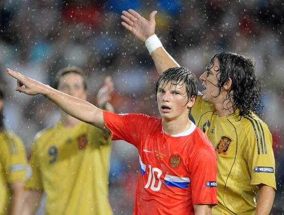 Andrei Arshavin (Russland, li.) und Carles Puyol (Spanien) geben Anweisungen - Fußball EM Herren Euro 2008, Länderspiel, Halbfinale, Nationalteam, Nationaltrikot, Russland - Spanien 0:3, Gruppe Wien