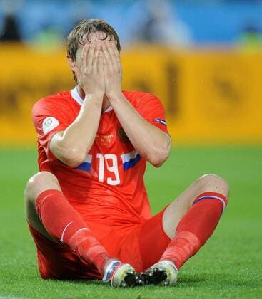 Roman Pavlyuchenko (Russland) enttäuscht am Boden - Fußball EM Herren Euro 2008, Länderspiel, Halbfinale, Nationalteam, Nationaltrikot, Einzelbild Wien Enttäuschung,