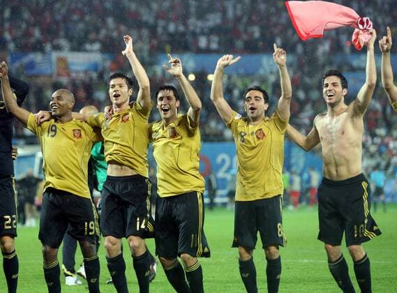 Schlussjubel Spanien, v.li.: Marcos Senna, Xabi Alonso, Joan Capdevila, Xavi Hernandez und Cesc Fabregas Fußball EM Herren EURO 2008, Länderspiel, Halbfinale, Nationalmannschaft, Nationaltrikot Gruppe Wien Freude,