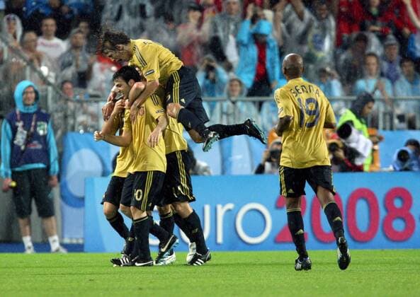 Torjubel Spanien Fußball EM Herren EURO 2008, Länderspiel, Halbfinale, Nationalmannschaft, Nationaltrikot Gruppe Wien Freude,