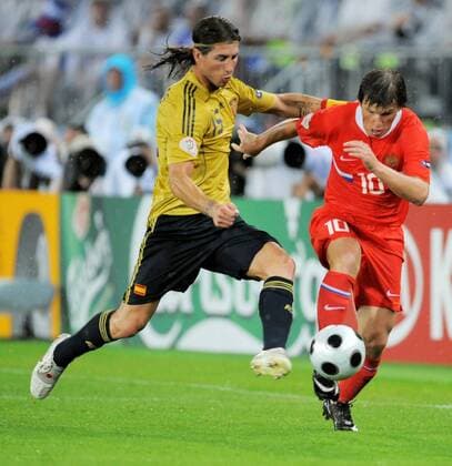 Sergio Ramos (Spanien, li.) gegen Andrei Arshavin (Rußland) Fußball EM Herren Euro 2008, Länderspiel, Nationalmannschaft, Nationaltrikot, Spanien - Rußland 3:0 Gruppe Halbfinale Wien Dynamik,