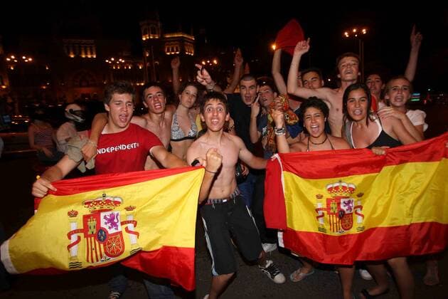 Spanische Fans feiern in Madrid den Finaleinzug bei der Euro 2008 -  - NOxONLINExUSE Fußball EM Herren Euro 2008, Länderspiel, Nationalmannschaft Totale Halbfinale Madrid Freude,