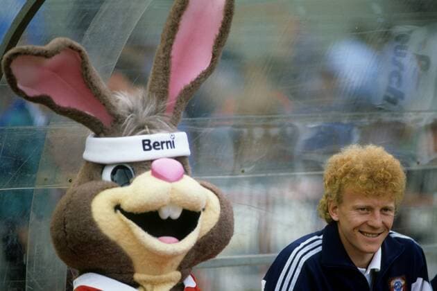 Fußball, EM Finale 1988 in München, Niederlande - Sowjetunion 2:0 Oleg Kusnetzow (Sowjetunion) neben EM Maskottchen Berni Fußball EM Herren DEUTSCHSPRACHIGE SPORTZEITSCHRIFTEN UND -ZEITUNGEN NUR NACH RÜCKSPRACHE 1988 Gruppe Aufnahmedatum geschätzt München