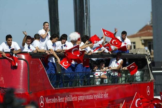 Nationalteam Türkei feiert im Mannschaftsbus mit geöffnetem Oberdeck die Ankunft in Istanbul nach erfolgreicher EM 2008 -  Fußball EM Herren Euro 2008, Nationalmannschaft, Empfang, Ankunft, Rückkehr Totale Istanbul