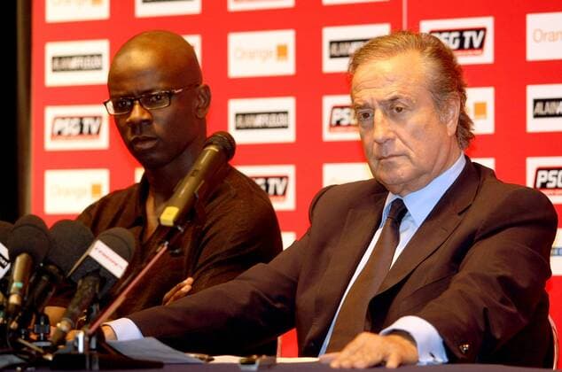 Präsident Charles Villeneuve (Paris St. Germain, re.) und Lilian Thuram (Frankreich) - Pressekonferenz zu Thurams geplatztem Transfer zu Paris St. Germain, er hat einen Herzfehler -  (pan26635) Fußball Herren Ligue 1 2008 2009, 1. Französische Liga, Paris Saint Germain, PSG, Pressekonferenz, Pressetermin Gruppe Paris