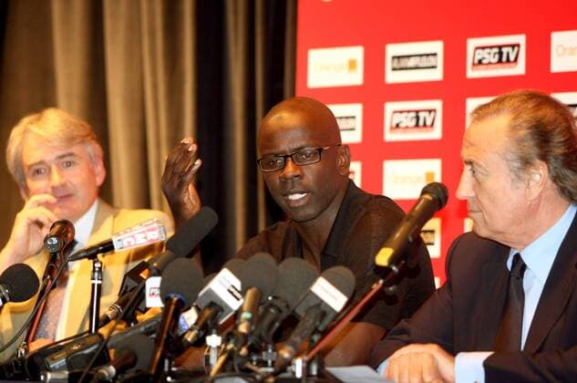 Präsident Charles Villeneuve (re.), Mannschaftsarzt Eric Rolland (li., Paris St. Germain) und Lilian Thuram (Frankreich) - Pressekonferenz zu Thurams geplatztem Transfer zu Paris St. Germain, er hat einen Herzfehler -  (pan26635) Fußball Herren Ligue 1 2008 2009, 1. Französische Liga, Paris Saint Germain, PSG, Pressekonferenz, Pressetermin Gruppe Paris