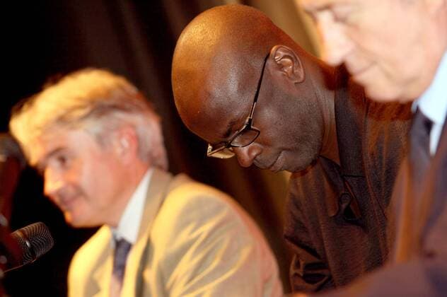 Lilian Thuram (Frankreich, Mitte) - Pressekonferenz zum geplatzten Transfer zu Paris St. Germain, er hat einen Herzfehler -  (pan26635) Fußball Herren Ligue 1 2008 2009, 1. Französische Liga, Paris Saint Germain, PSG, Pressekonferenz, Pressetermin Gruppe Paris Enttäuschung,