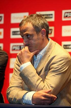 Sportdirektor Alain Roche (Paris St. Germain) - Pressekonferenz zum geplatzten Transfer von Lilian Thuram, er hat einen Herzfehler -  (pan26635) Fußball Herren Ligue 1 2008 2009, 1. Französische Liga, Paris Saint Germain, PSG, Pressekonferenz, Pressetermin Einzelbild Paris Enttäuschung, Skepsis, Nachdenklichkeit,