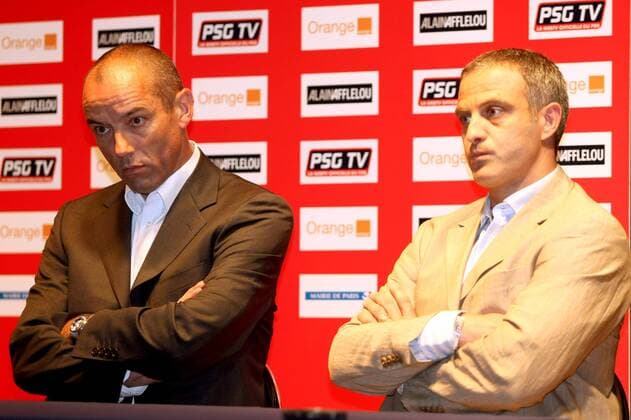 Sportdirektor Alain Roche (re.) und Trainer Paul Le Guen (beide Paris St. Germain) - Pressekonferenz zum geplatzten Transfer von Lilian Thuram, er hat einen Herzfehler -  (pan26635) Fußball Herren Ligue 1 2008 2009, 1. Französische Liga, Paris Saint Germain, PSG, Pressekonferenz, Pressetermin Gruppe Paris Enttäuschung,