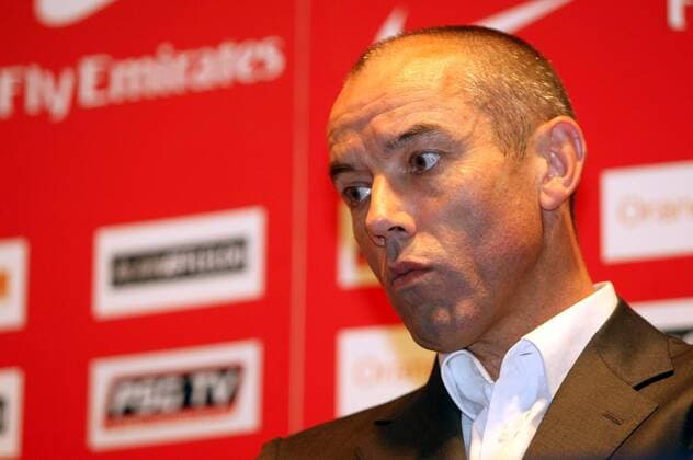 Trainer Paul Le Guen (Paris St. Germain) - Pressekonferenz zum geplatzten Transfer von Lilian Thuram, er hat einen Herzfehler -  (pan26635) Fußball Herren Ligue 1 2008 2009, 1. Französische Liga, Paris Saint Germain, PSG, Pressekonferenz, Pressetermin Porträt Paris Nachdenklichkeit,