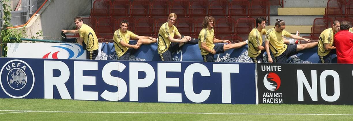 Erwärmung spanischer Spieler hinter einer - RESPECT - Bande -  (080627MBI014) Fußball EM Herren EURO 2008, Nationalteam, Training, Spanien Totale Wien
