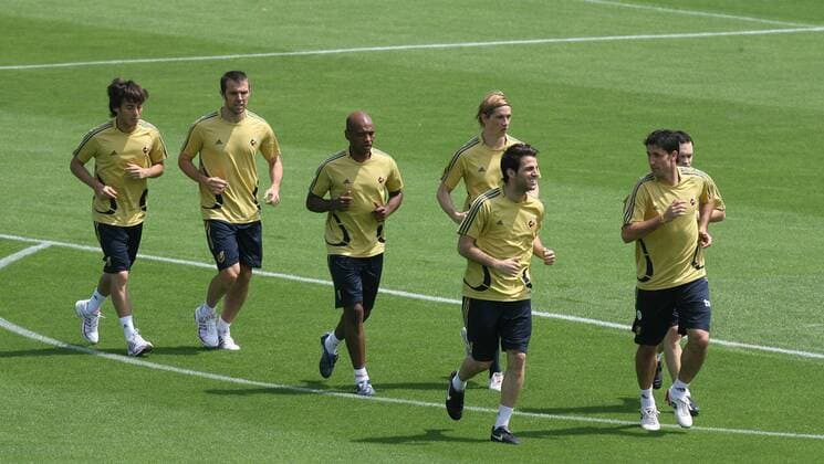 Training Spanien, v.li.: David Silva, Carlos Marchena, Marcos Senna, Fernando Torres, Cesc Fabregas und Joan Capdevila -  (080627MBI002) Fußball EM Herren EURO 2008, Nationalteam, Training, Spanien Gruppe Wien