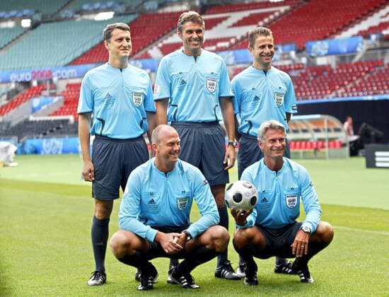 FIFA Schiedsrichter des Finals der Euro 2008 hi v.li.: Assistent Paolo Calcagno, Schiedsrichter Roberto Rosetti, Assistent Alessandro Griselli (alle Italien); vo v.li.: Assistent Stefan Wittberg und Schiedsrichter .. -  Fußball EM Herren Euro 2008, Länderspiel, Finale, Fotoshooting Gruppe o0 Schiedsrichtergespann Linienrichter Wien