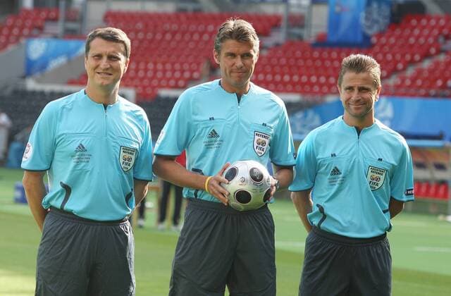 FIFA Schiedsrichter des Finals der Euro 2008 v. li.: Assistent Paolo Calcagno, Schiedsrichter Roberto Rosetti, Assistent Alessandro Griselli (alle Italien) Fußball EM Herren Euro 2008, Länderspiel, Finale, Fotoshooting Gruppe o0 Schiedsrichtergespann Linienrichter Wien