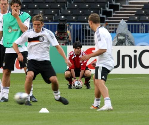 Bundestrainer Joachim Löw (Deutschland, hi.) beobachtet sein Team beim Training Fußball EM Herren Euro 2008, Nationalmannschaft, Training Gruppe Wien