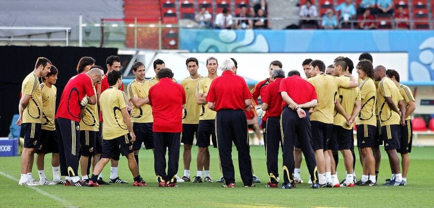 Nationaltrainer Luis Aragones (Spanien, Mitte) - Mannschaftsbesprechung -  Fußball EM Herren Euro 2008, Training, Nationalteam, Totale Wien