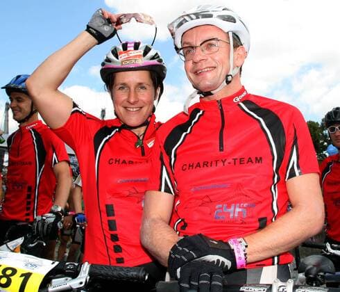 Uschi Disl und Comedian Wigald Boning (beide Deutschland) nehmen für einen guten Zweck am 24 Stunden Mountainbike Rennen in München teil Mountainbike 24 Stunden Rennen 2008, Radsport, Rad, 24h race, 24 h Gruppe München